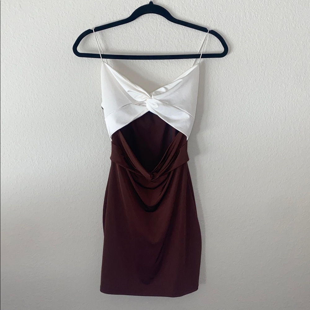 🪼Adorable brown dress with a white twist front! - Picture 3 of 9